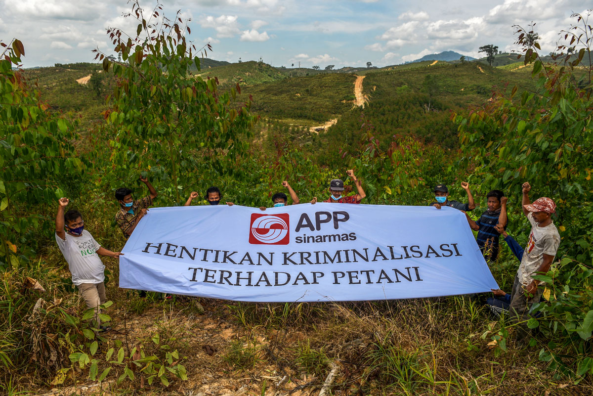 Farmers in Pelayang Tebat – Lubuk Mandarsah hold a banner reading APP/Sinarmas: Stop Criminalizing Farmers (Photo: RAN/ WALHI Jambi/ Mushaful Imam)